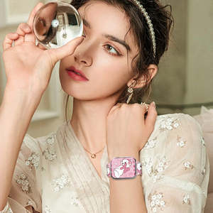 Bracelet réglable Marie Aristochat pour Apple Watch, silicone rose avec breloque en acier doré, bracelet de montre connectée respirant, modèle IWatch - Product Image 2