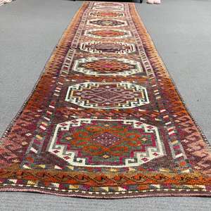 Alfombra de 2.8x11.5 pies, Alfombra Turca Vintage, Alfombra de Lana con Diseño Floral Rojo Anaranjado - Product Image 1