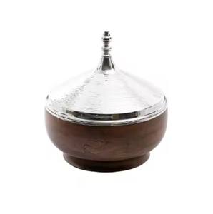 Casserole en bois avec couvercle en acier inoxydable Décoration intérieure de la plus grande qualité pour servir des plats chauds et des desserts - Product Image 1