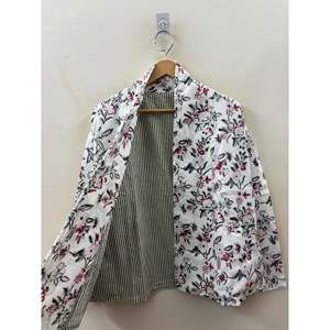 เสื้อแจ็คเก็ตผ้าคอร์ดูรอยสีครีมปักลายดอกไม้สีแดงเบอร์กันดีและสีเขียวป่าสำหรับฤดูใบไม้ผลิ - สวนดอกไม้ป่า - Product Image 4