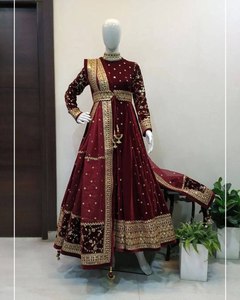 Vestido de Diseñador Indio Listo para Usar, Estilo Moderno, Hilo de Terciopelo Viscosa con Bordado de Lentejuelas, con Dupatta de Malla Suave - Product Image 3