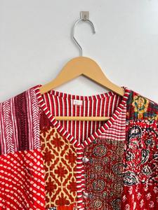 เสื้อแจ็คเก็ตผ้าควิลท์ลายปะติดสีชมพู ทำมือ แบบกลับด้านได้ ผ้าฝ้ายอินเดีย เสื้อโค้ทสั้นสไตล์วินเทจ เสื้อโค้ทสั้นแบบกระดุมสองแถวสำหรับผู้หญิง - Product Image 3