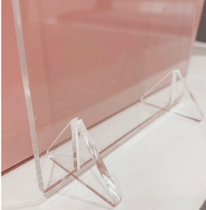 Tarjetero de acrílico transparente con un diseño elegante, perfecto para exhibir tarjetas de visita y suministros de mesa - Product Image 3