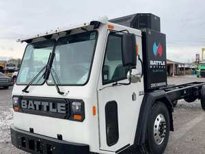 Camion tracteur diesel 6x4 robuste avec cabine couchette pour la logistique longue distance et le transport de marchandises - Product Image 3