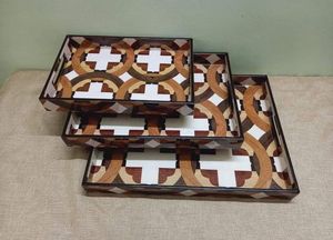 Nouvel arrivage de plateau de service multifonctionnel de forme ronde avec motif imprimé en émail dessus en bois pour la salle à manger. - Product Image 2