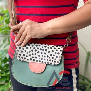 Cheveux faits à la main sur imprimé animal en cuir recyclé sac à bandoulière à rabat pour les femmes Western coloré cuir grande capacité sacs à main - Product Image 1