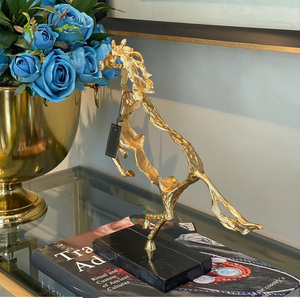 Nuevo diseño moderno escultura de caballo hecho a mano chapado en oro acabado aluminio de alta calidad con Base para decoración del hogar hecho a medida - Product Image 1