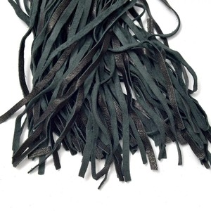 Flogger de cuero grueso de piel de vaca negra real hecho a mano personalizado, azotador de cuero de 25 colas con mango de 8,5 pulgadas - Product Image 5