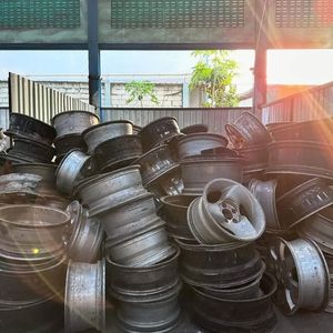 Déchets de jantes en aluminium usagées, matériau de recyclage de jantes de voiture, déchets de jantes en alliage pour le recyclage des métaux et l'exportation en vrac - Product Image 2