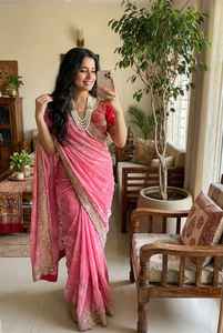 Sari de Satén para Mujer Fendy con Bordado de Lentejuelas y Ribete Lehriya en Contraste, Hecho en India, Disponible en Stock - Product Image 5