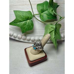 Anillo de Plata de Ley con Turquesa Navajo Kingman, Elegante Engaste de Bisel Chapado en Oro Rosa, Marca Privada Licenciada 'IS' - Product Image 3