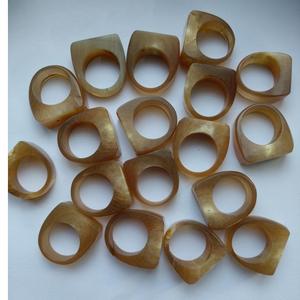 Bague en corne de buffle naturelle, bague en corne de bœuf polie artisanale avec sculpture tribale traditionnelle - Product Image 2