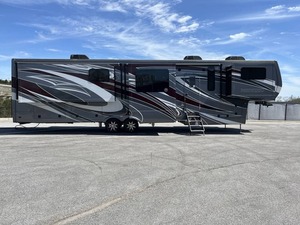 NEATLY USED 2023 Cross roads RED WOODs RW 4200FL Fifth Wheel prêt à la vente - Product Image 6