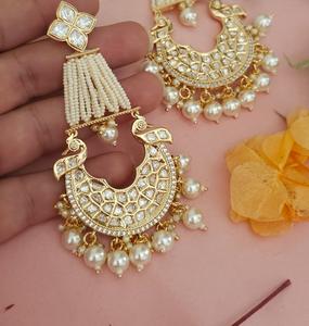 Boucles d'oreilles classiques de haute qualité avec finition dorée, aspect pierres et perles, pour femmes et filles, pour mariage et soirée, collection - Product Image 2