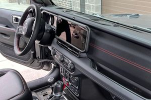 Jeep Gladiator Rubicon X 4x4 2024, Bajo Kilometraje, Caja de Cambios Automática, Volante a la Izquierda, Neumáticos R20, Estado Oscuro - Product Image 2