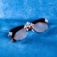 Lunettes de soleil élégantes en argent de luxe avec un nœud scintillant en pierre de moissanite, mode unique, lunettes de soleil parfaites pour les fêtes et les tenues décontractées