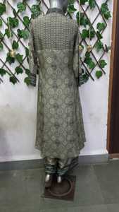 Kurta en tissu de viscose imprimé de mode ethnique indienne pour vêtements décontractés et de fête pour femmes au meilleur prix - Product Image 4