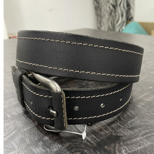 Cinturón de Cuero Negro Resistente para Hombre con Costuras Blancas en Contraste y Hebilla de Metal Resistente - Product Image 2