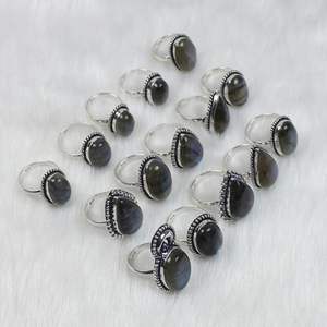 Anillo de piedras preciosas de labradorita natural Anillo Chapado en plata Venta al por mayor Anillo de cabujones de labradorita Venta al por mayor Suministro de joyería de piedras preciosas - Product Image 4