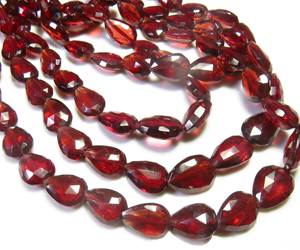 Cuentas de Granate Rojo Natural de Mozambique, Forma de Pera, Hilo de 4 Pulgadas, 7x5-11x7mm, Piedras Preciosas Facetadas de Alta Calidad para Joyería - Product Image 1