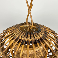 Lanterne suspendue en rotin artisanal de style mid-century, finition laquée écologique, personnalisable pour les éclairages intérieurs