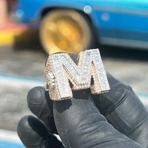 Bague Champion Homme Personnalisée avec Lettre Initiale en Moissanite Diamant Baguette Effet Glacé, Style Hip Hop Rapper - Product Image 4