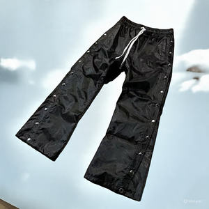 Pantalones de chándal con botones personalizados OEM para hombre, pantalones cortavientos de nailon acampanados a rayas para hombre, pantalones de chándal rectos acampanados con diamantes de imitación - Product Image 1