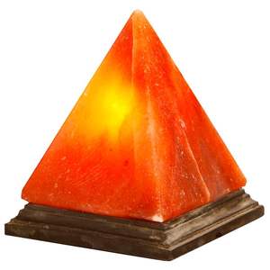 Lampe de sel pyramidale décorative fabriquée à partir de roche rose de l'Himalaya avec base en bois naturel, idéale pour les cadeaux et l'intérieur. - Product Image 1