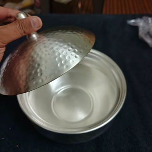 Grand saladier rond en acier inoxydable avec couvercle en métal, vaisselle polie argentée, écologique - Product Image 1