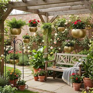 Trío de Macetas Colgantes Versátiles con Acabado Dorado, Perfectas para Plantas de Interior, Jardín Exterior, Balcón y Terraza, Procedentes de la India - Product Image 2