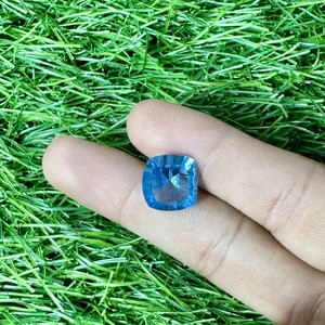 Forma de cojín Corte cóncavo Topacio azul suizo de 8,50 quilates tamaño libre para anillo Colgante Fabricación de joyas - Product Image 1