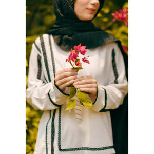 เสื้อเบลาส์และเสื้อเชิ้ตผู้หญิงสีพื้นเรียบหรู - Product Image 5