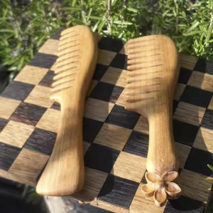 Peine de Dientes Anchos de Madera de Bambú Natural con Logotipo Personalizado, Cepillo para el Cabello Portátil y Moderno, Peine de Madera Grabado Clásico - Product Image 1