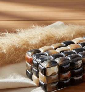 Caja de Cuerno de Búfalo para Joyas y Almacenamiento de Regalos - Interior Suave para Artículos Delicados de Alta Calidad - Product Image 1