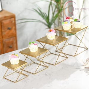 Elegante Soporte para Pastel de Metal con Acabado Contemporáneo, Ideal para Pasteles de Boda y Postres para Fiestas - Product Image 1