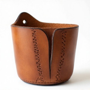 Pot en cuir de taille mini conçu en douceur, parfait pour ceux qui apprécient la subtilité dans leur style de décor vert - Product Image 6