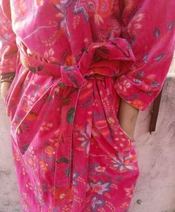 ชุดกิโมโนยาวผ้ากำมะหยี่สีชมพูของผู้หญิงชุดคลุมยาวพิมพ์ลายดอกไม้ขนาดพิเศษฟรีไซส์ใหญ่พิเศษเชือกผูกยาวถึงเข่าใส่อยู่บ้านฤดูหนาว - Product Image 2