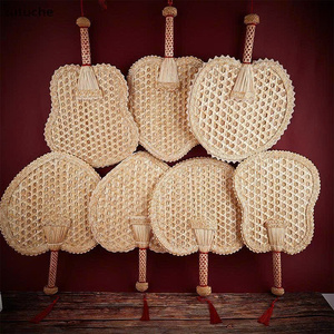 Éventail en paille de blé de fabrication exquise - Broderie 3D en fil rouge Élégant éventail artisanal pour les fournisseurs de cadeaux professionnels - Product Image 5