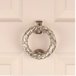 Aldaba de puerta estilizada de latón con acabado antiguo al por mayor | Acento decorativo resistente para puerta delantera para oficina en casa o Hotel - Product Image 2