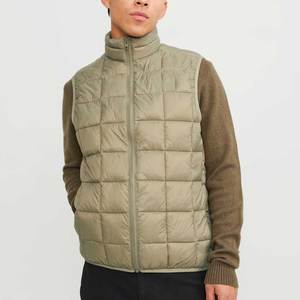 Vestes matelassées légères pour hommes avec rembourrage chaud, couche extérieure résistante au vent et poches sécurisées pour les voyages ou les activités de plein air - Product Image 2
