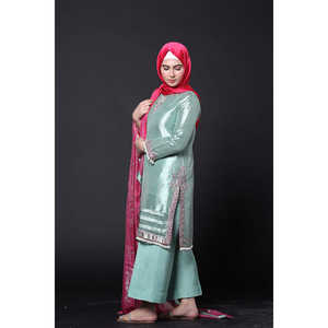 Robes de cocktail fuchsia et perles - Product Image 4