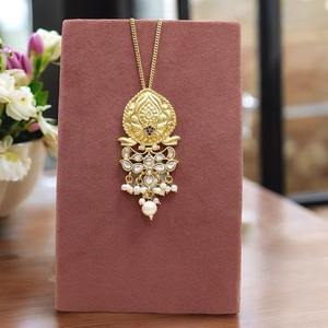 Ensemble de pendentif traditionnel fini or avec breloque pendentif design poisson pour femmes et filles pour une fête et des célébrations quotidiennes - Product Image 3