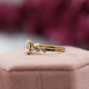 Anillo de compromiso de piedra de racimo de diamantes cultivados en laboratorio de corte ovalado, lujoso anillo de compromiso de oro sólido de 18K para mujer - Product Image 3