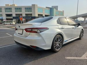 Berline hybride d'occasion 2024 LE GCC, sièges en cuir clair, régulateur de vitesse adaptatif, jantes R18, conduite à gauche, >8L, automatique, transmission intégrale, feux LED, toit panoramique - Product Image 5