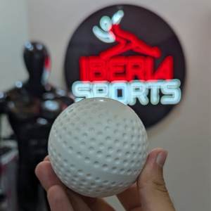 IBERIA Vente en gros de balles de hockey sur gazon personnalisées, offrant des performances et une durabilité constantes et un jeu fiable pour tous les niveaux du jeu. - Product Image 3