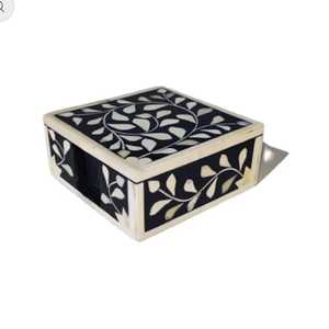 Ensemble de sous-verres en noyer carrés classiques faits à la main avec support Tapis de boisson décoratifs à motif de feuilles noires et blanches avec incrustation d'os - Product Image 4