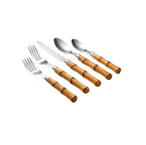 Cuillère de table en métal décorative en laiton, design simple, gravée à la main, pour la présentation des plats - Product Image 4