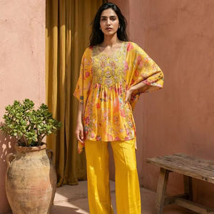 Ensemble Kurti et Plazzo fantaisie pour femme, style kaftan, imprimé floral, longueur courte, tissu doux et lisse, confortable, tailles M à 3XL. - Product Image 1