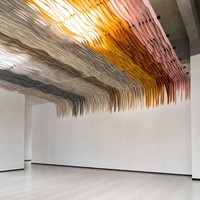 Panneau acoustique de plafond à texture ondulée en fibre de polyester PET, ignifuge et insonorisant, Kusdesign