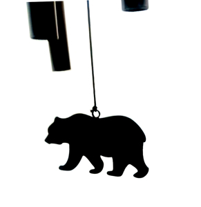 Carillon éolien en métal fait à la main, conçu avec un thème sauvage magnifique, avec des formes d'ours et des découpes d'arbres forestiers sur le dessus - Product Image 2